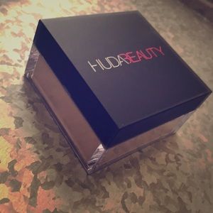 Huda Beauty - Easy Bake